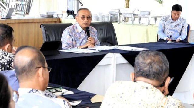 Bupati Simalungun saat pimpin Rakor.