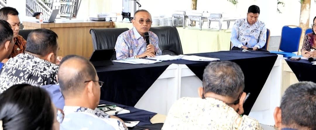 Bupati Simalungun saat pimpin Rakor.