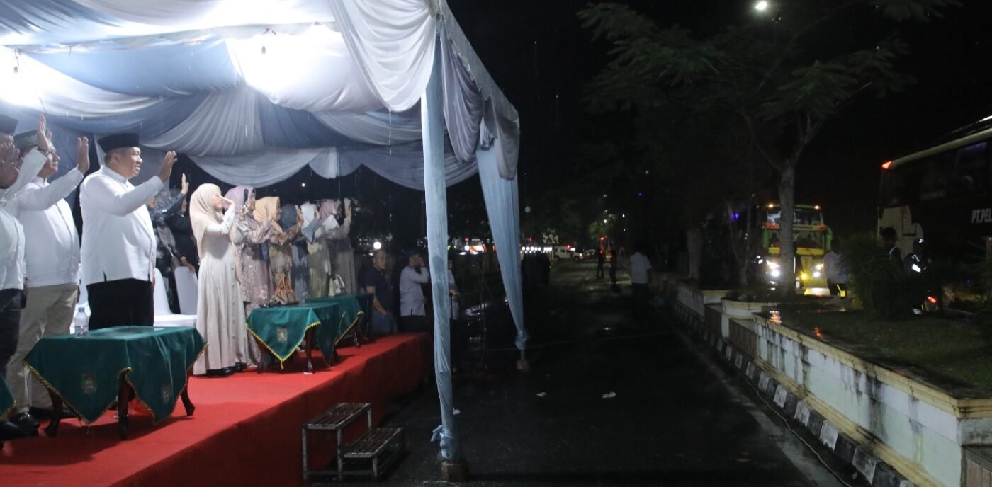 Taufik Zainal Abidin Lambaikan tangan kepada calon jamaah haji.
