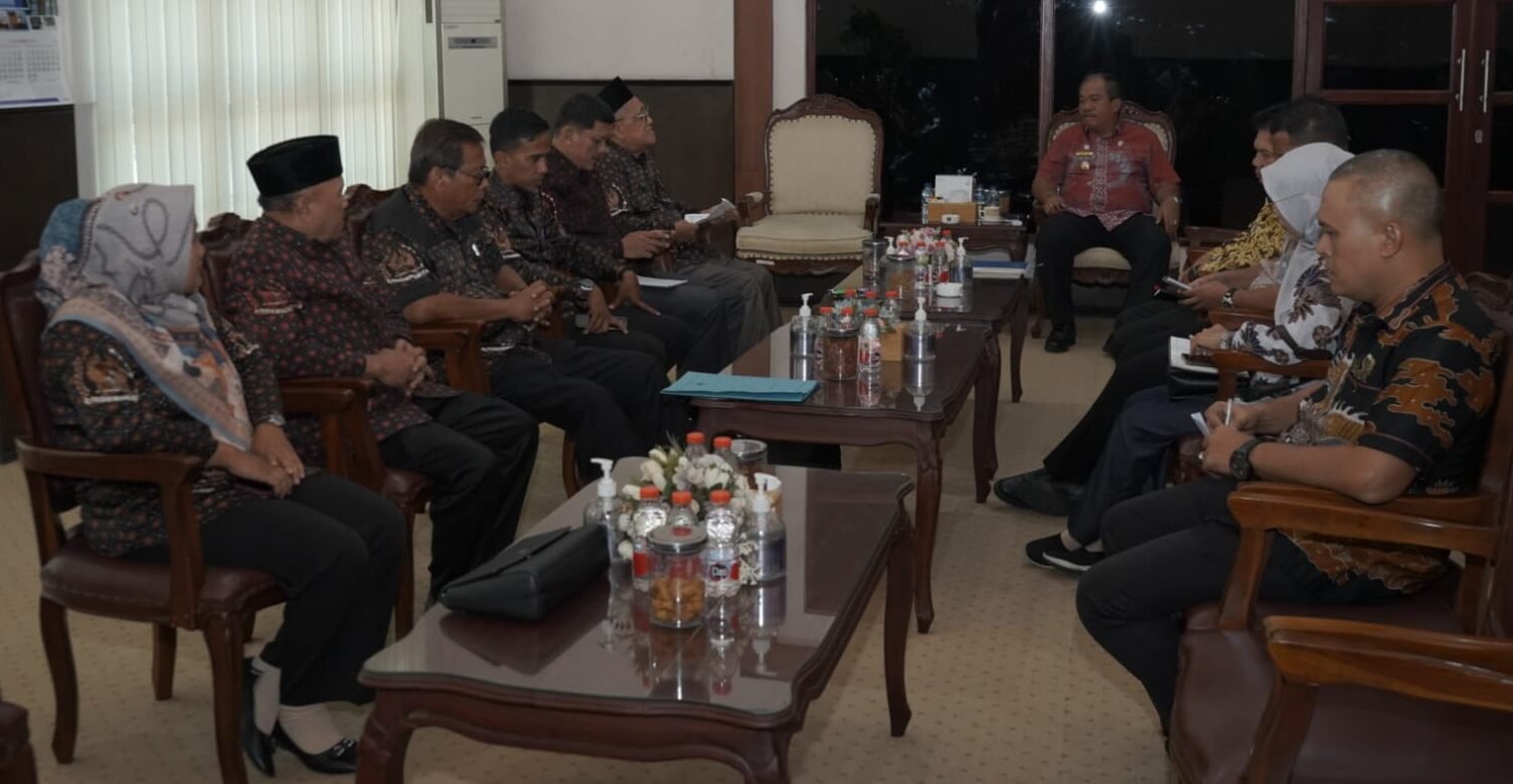 Taufik Zainal Abidin saat menerima kunjungan Pengurus DHC 45.