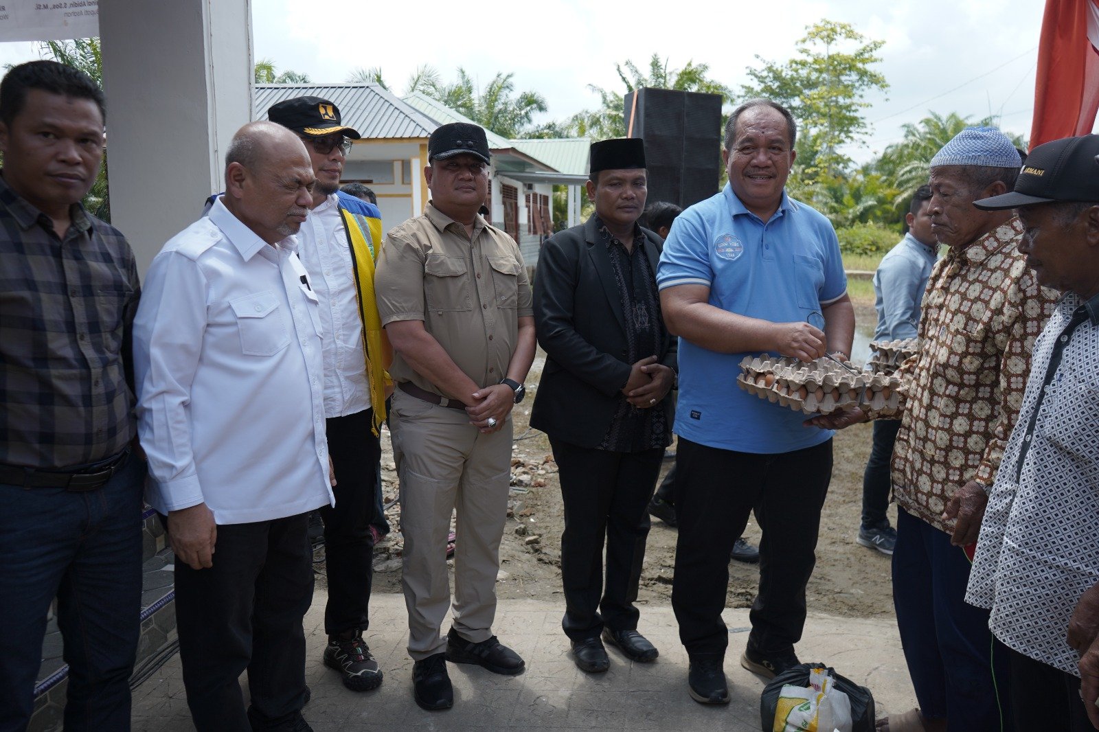 Taufik Zainal Abidin serahkan bantuan secara simbolis kepada masyarakat korban banjir.
