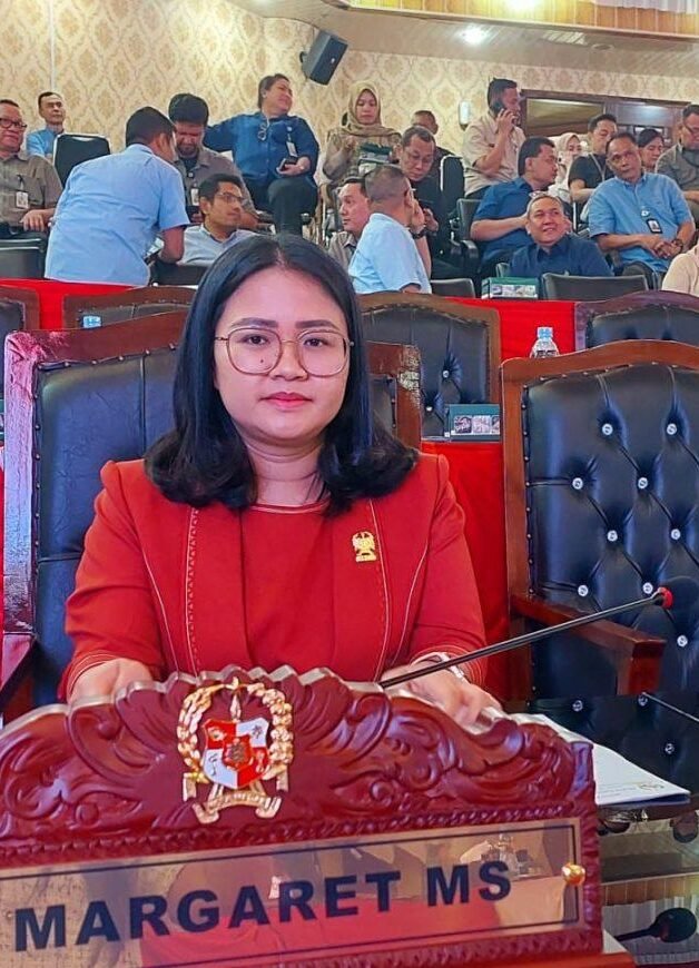 Bendahara Fraksi PDI P DPRD Medan Margaret MS saat menyampaikan pemandangan umumnya atas penjelasan Walikota Medan terhadap Ranperda Kota Medan