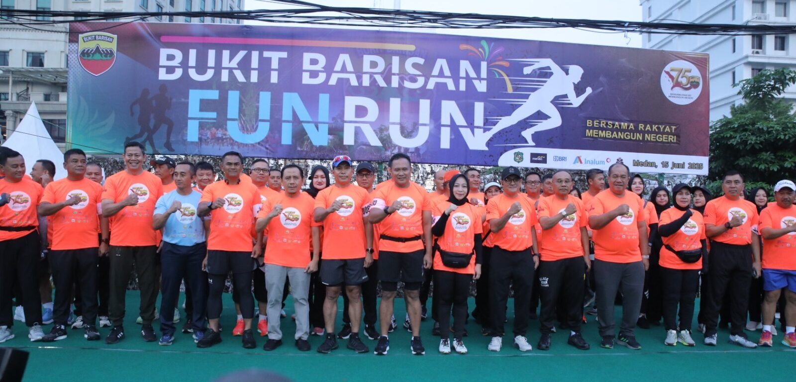 Bupati Asahan,Taufik Zainal Abidin foto bersama peserta lainnya diacara Fun Run 5K.