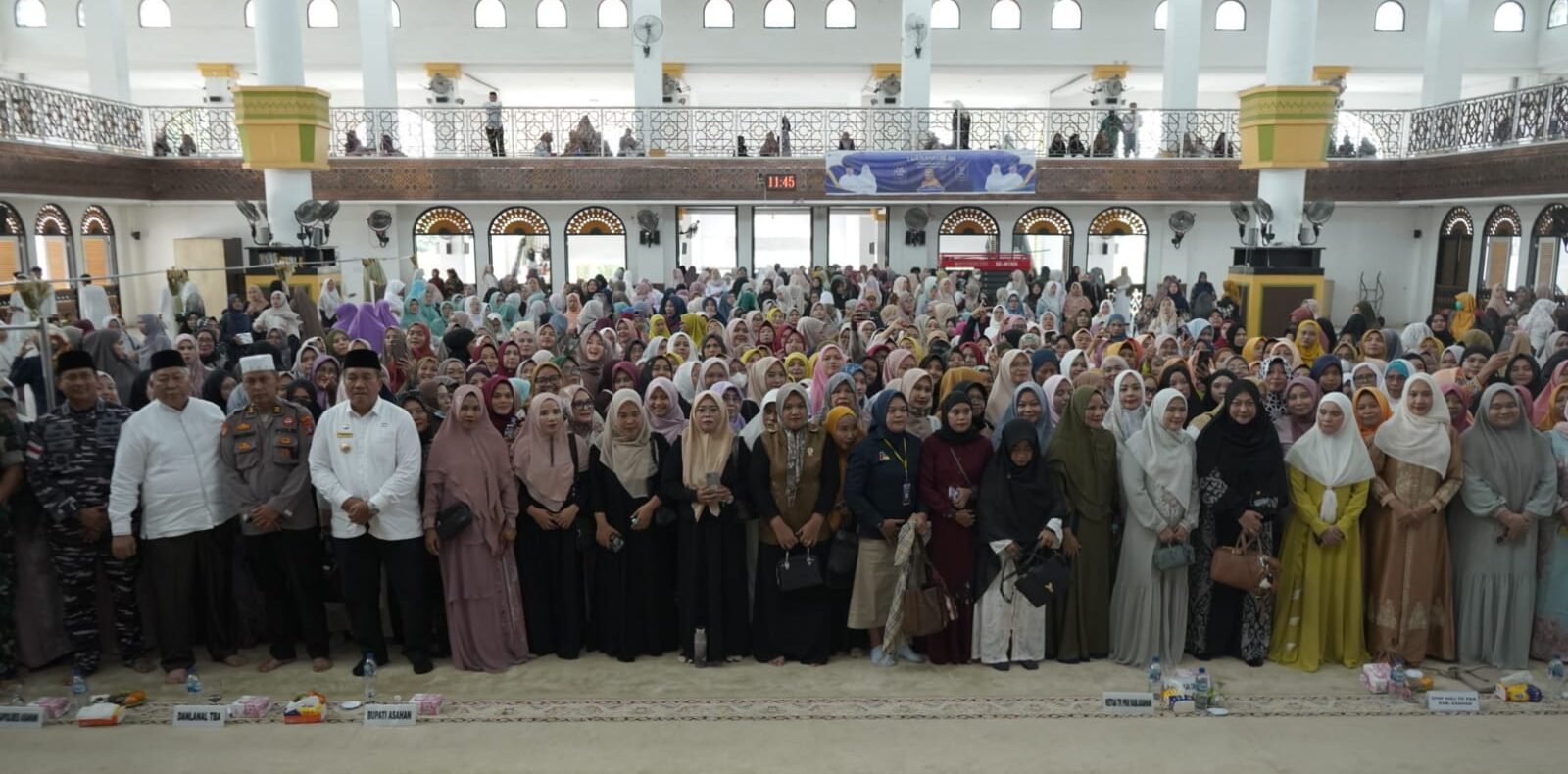 Taufik Zainal Abidin Siregar bersama jamaah pengajian akbar, di Masjid Agung H Achmad Bakrie Kisaran.