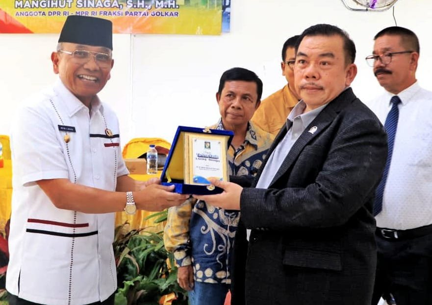 Bupati simalungun berikan cenderamata berupa plakat kepada Anggota DPR RI, Mangihut Sinaga.