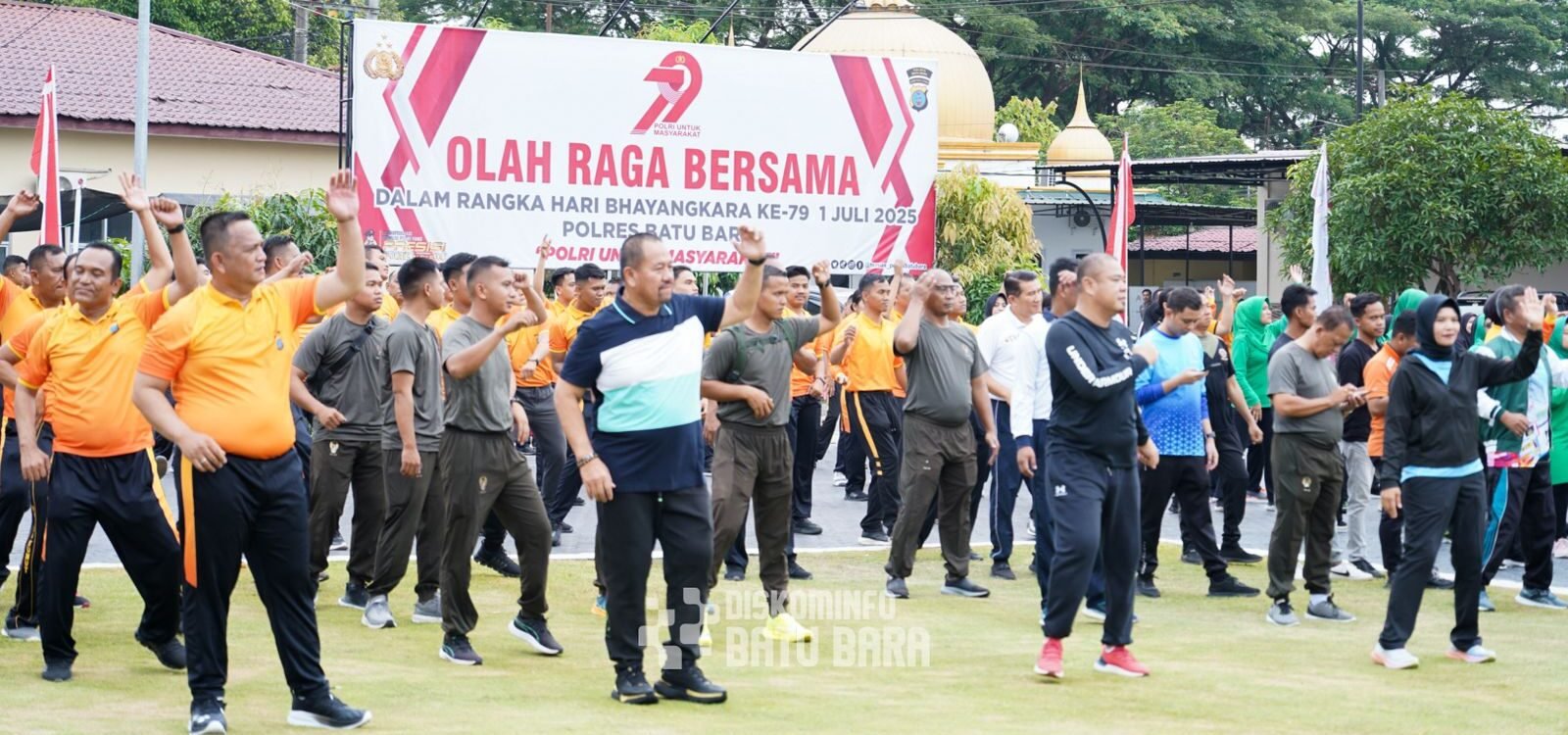 Bupati Batu Bara, H. Baharuddin Siagian, SH, M.Si dan Wakil Bupati Bapak Syafrizal, SE, M.AP mengikuti kegiatan olahraga bersama.