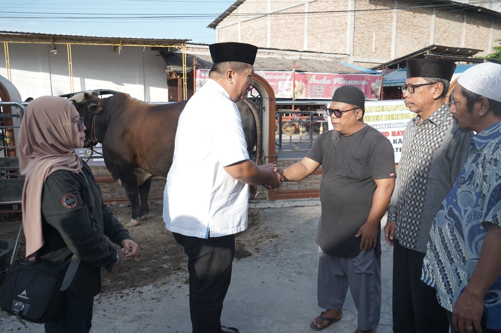 Taufik Zainal Abidin serahkan Hewan Qurban Presiden Prabowo Subianto kepada Ketua Panitia Qurban Masjid Raya Kisaran, Abdul Muhaimin Nasution.