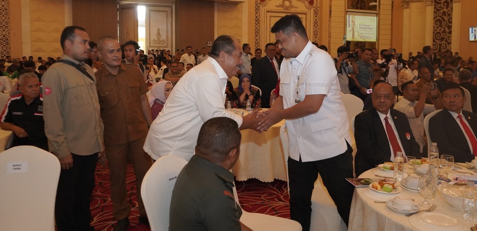 Taufik Zainal Abidin salam Gubsu Bobby Afif Nasution, di acara Pelantikan Pengurus KONI Sumut Periode 2025.
