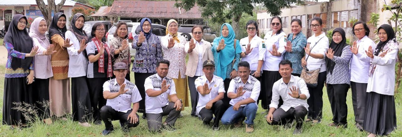 Ketua TP PKK Kabupaten Simalungun Ny. Darmawati Anton Achmad Saragih foto bersama usai Sosialisasi.