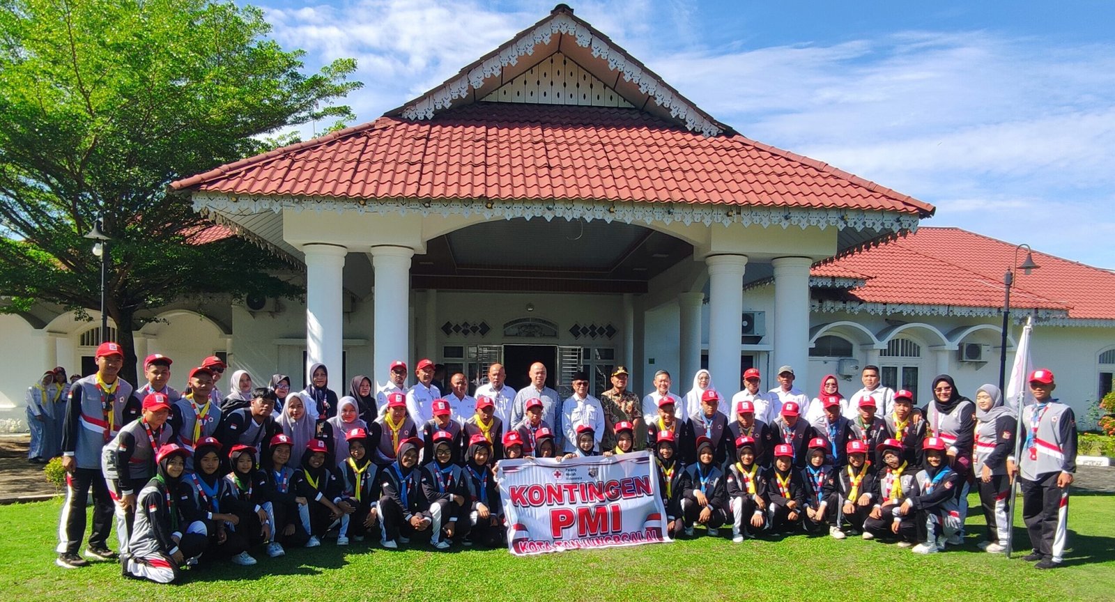 Kontingen PMR Tanjung Balai foto bersama Wali kota Tanjung Balai Mahyaruddin Salim