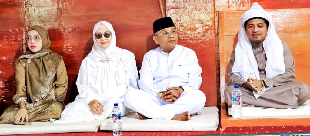 Bupati Simalungun Anton Achmad Saragih beserta istri saat Lawatan di Pondok Persulukan Serambi Babussalam Hatonduhan.