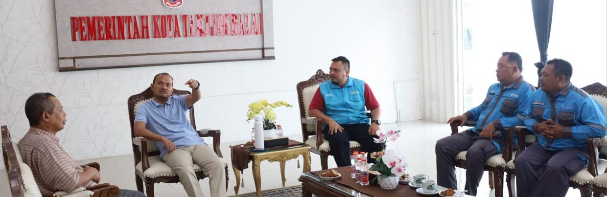 Mahyaruddin Salim bincang hangat dengan Manager PT PLN ULP kota Tanjung Balai Harry Marbun.