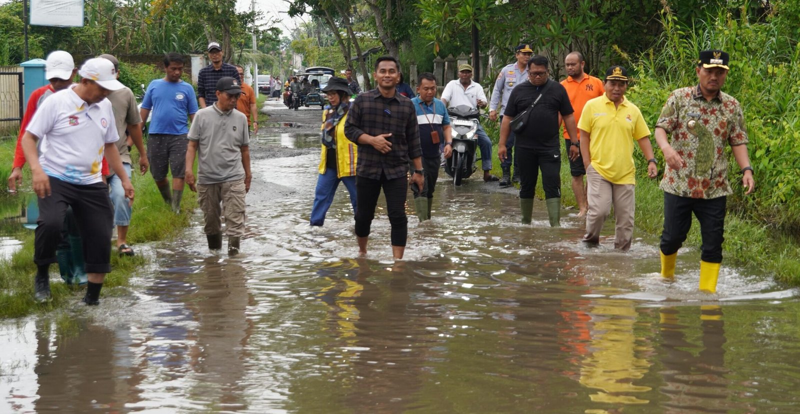 Mahyaruddin Salim (kanan )telusuri Jalan Durian yang tergenang air, usai diguyur hujan.