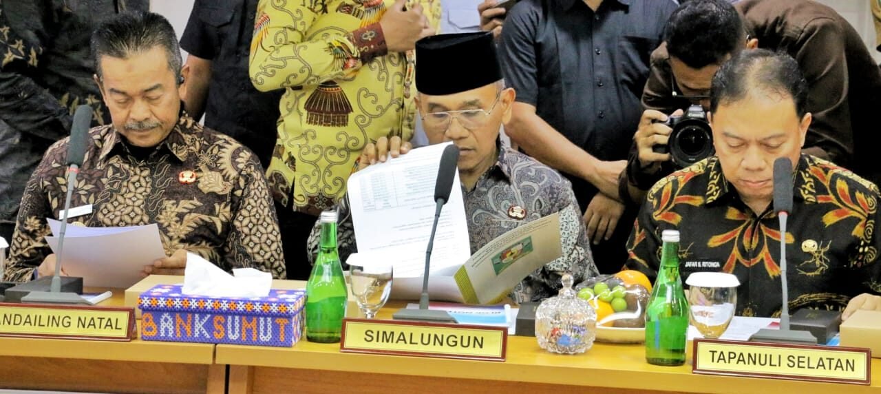 Bupati Simalungun (tengah) saat hadiri RUPS Luar Biasa PT Bank Sumut.