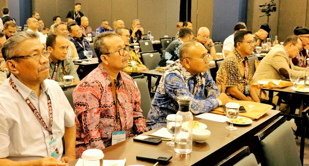 Bupati Simalungun Anton Achmad Saragih (batik biru) saat hadiri Munas APKASI di Provinsi Sulawesi Utara.