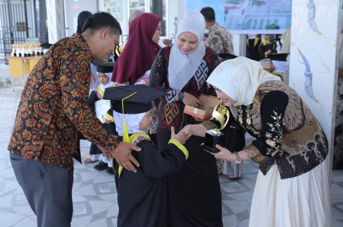 Ny Yusnila Indriati Taufik Zainal Abidin serahkan piala dan sertifikat kepada peserta didik
