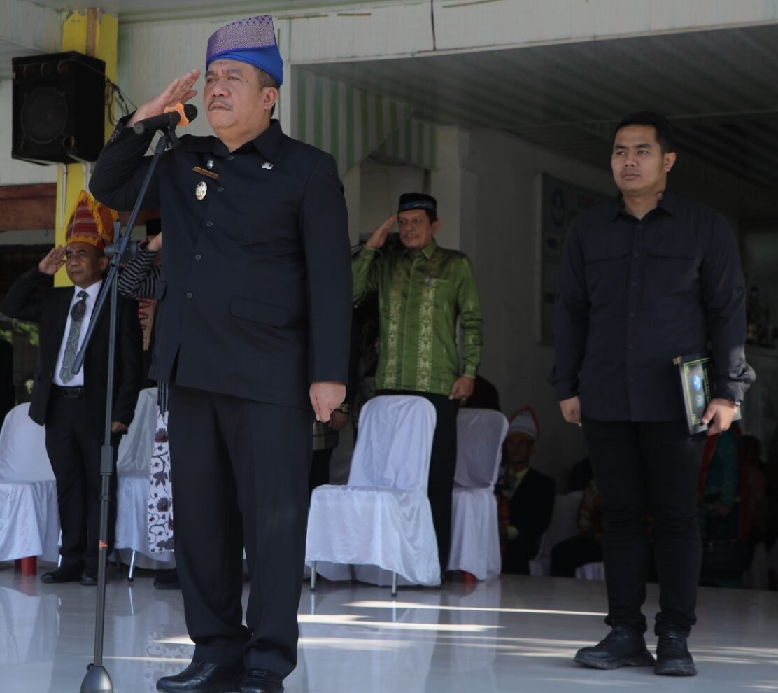 Taufik Zainal Abidin saat memimpin Upacara Peringatan Hardiknas.  