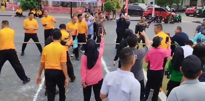 Perlombaan tarik tambang yang digelar Polres Batu Bara dalam rangka  menyambut HUT Bhayangkara ke 79 tahun 2025