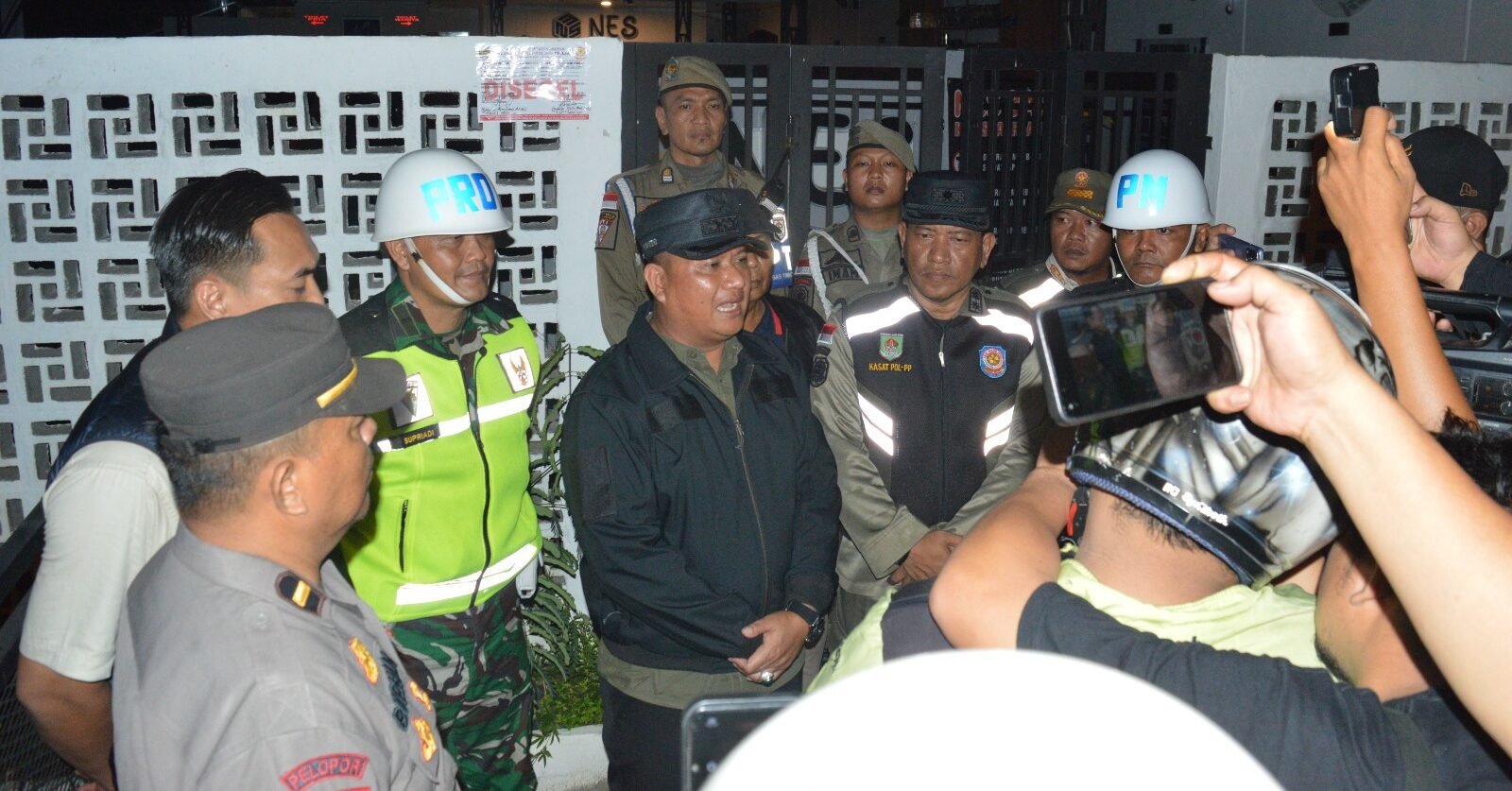 Rianto memberikan keterangan kepada awak media terkait penutupan THM karena tidak memiliki izin.