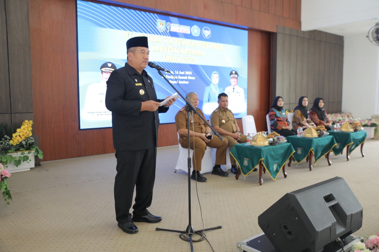 Bupati Asahan, Taufik Zainal Abidin menyampaikan kata sambutan dalam pelantikan TP Posyandu Kabupaten Asahan.