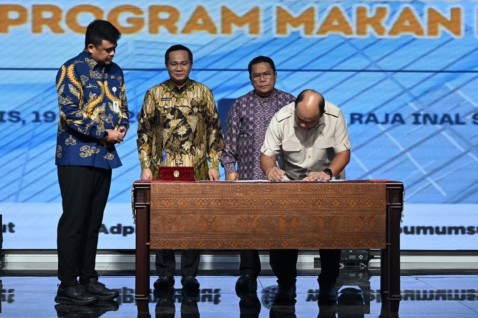 Bupati Sergai H. Darma Wijaya saat menandatanganani Nota Kesepahaman antara Badan Gizi Nasional (BGN).