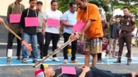 Diadegan ke dua ,  Cara Hanafi ( tersangka ) memperagakan pemukulan dengan sepotong kayu balok terhadap korban Hermansyah yang abang kandungnya hingga tewas .