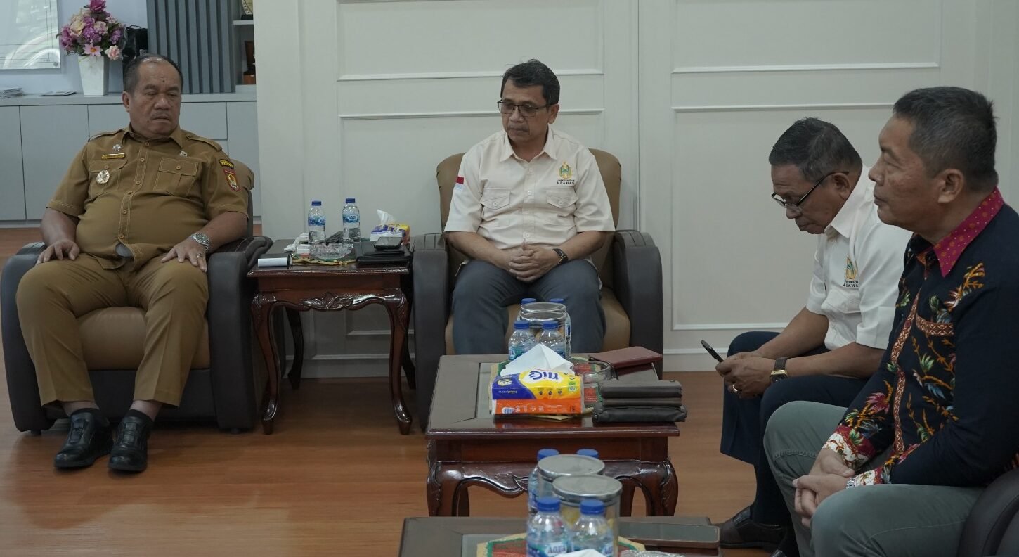 Wali Kota Tanjung Balai, Taufik Zainal Abidin saat menerima Kunjungan Rektor UNAProf Mangaraja Manurung
