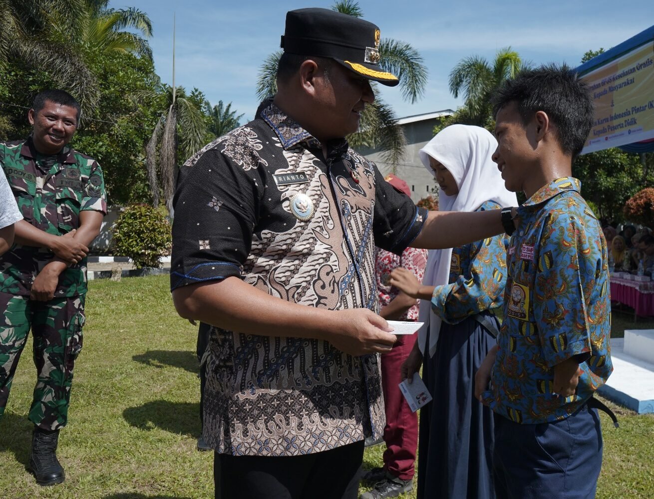 Rianto serahkan KIP secara simbolis kepada salah seorang pelajar SMP.