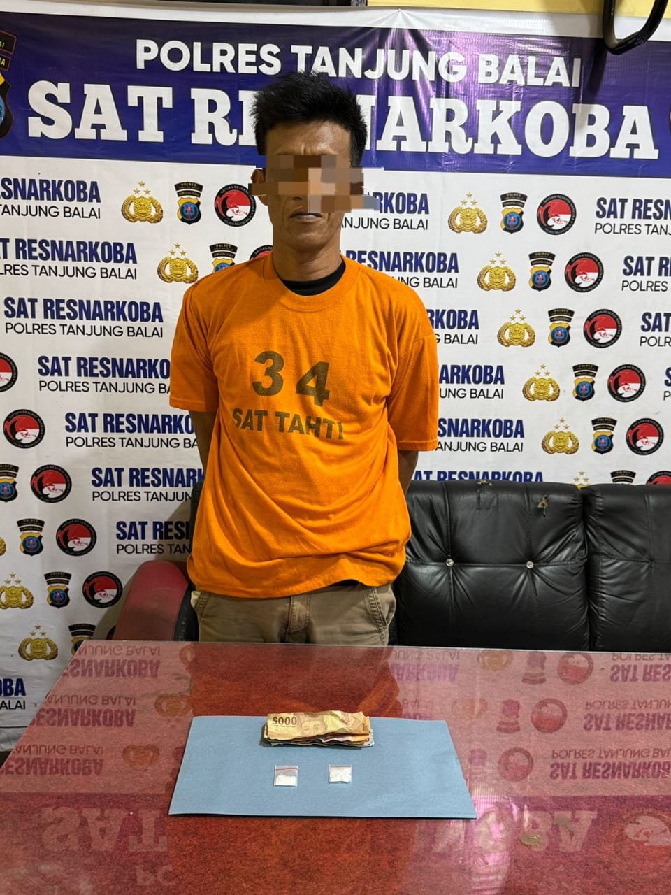 Tersangka M.I.N (41), warga Kelurahan TB Kota IV, Kecamatan Tanjung Balai Utara, bersama barang bukti