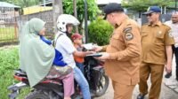 Sekda Tapteng ikut langsung membagikan brosur Bayar Pajak kepada pengendara Kendaraan Bermotor dilokasi Jalan Padangsidempuan Tano Ponggol Kecamatan Sarudik.