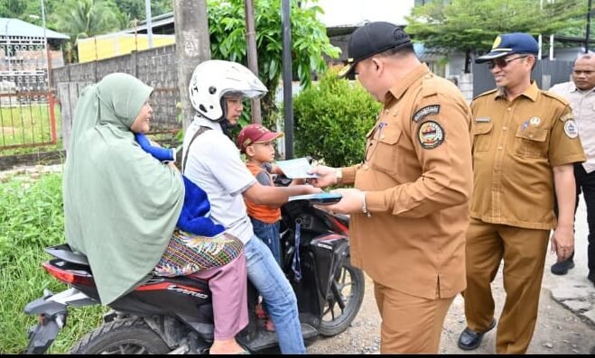 Sekda Tapteng ikut langsung membagikan brosur Bayar Pajak kepada pengendara Kendaraan Bermotor dilokasi Jalan Padangsidempuan Tano Ponggol Kecamatan Sarudik.