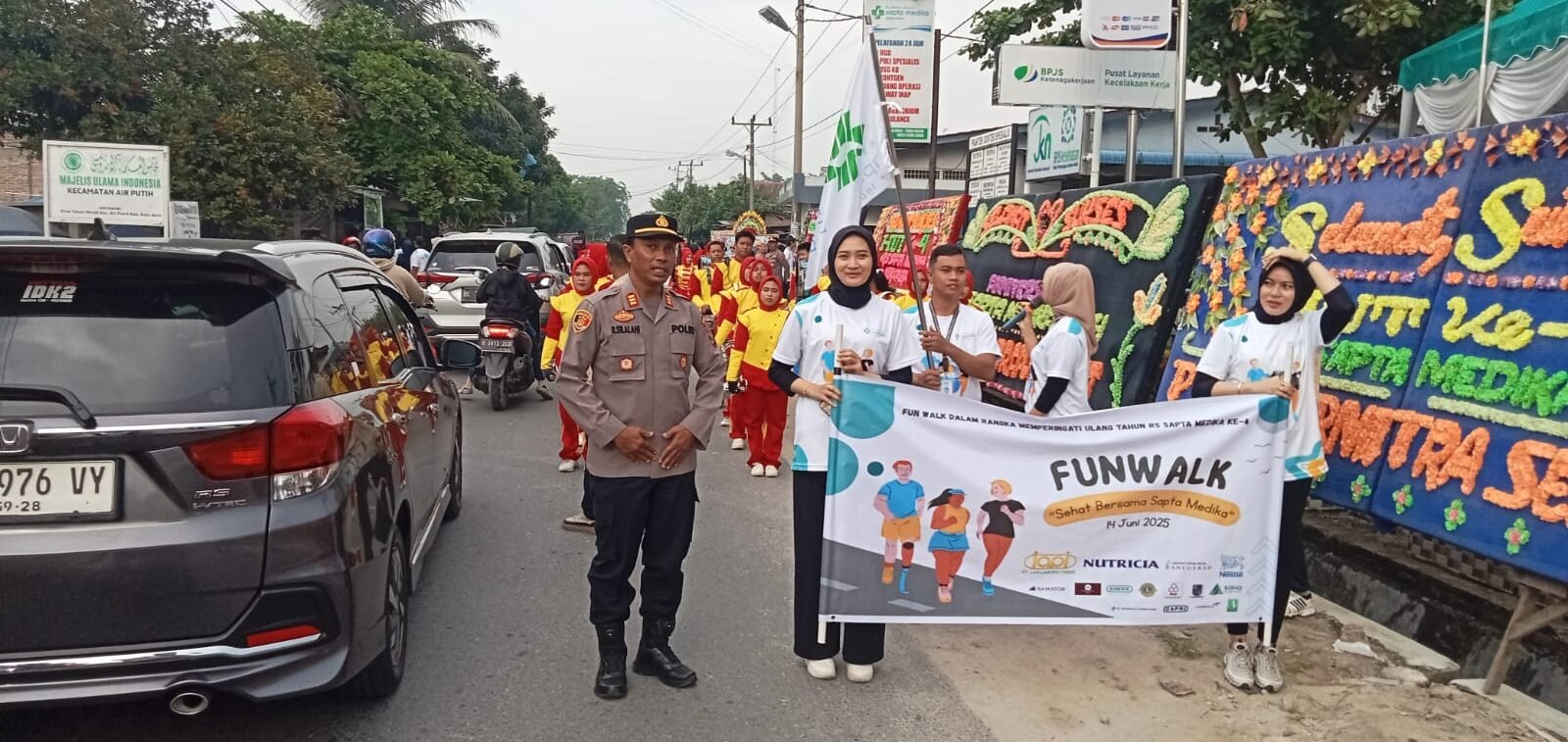 Sekitar 200 Orang masyaralat yang mengkuti jalan sehat dalam rangka HUT RS Sapta Mefika ke - 4 Tanah Merah Indrapura