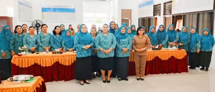 Ketua TP PKK Tapteng Ny.Rismawaty Masinton Pasaribu ( tengah ) foto bersama dengan pengurus dan anggota PKK usai acara sosialisasi