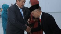 Taufik Zainal Abidin ucapkan selamat kepada pejabat Pimpinan Tinggi Pratama yang baru dilantik.