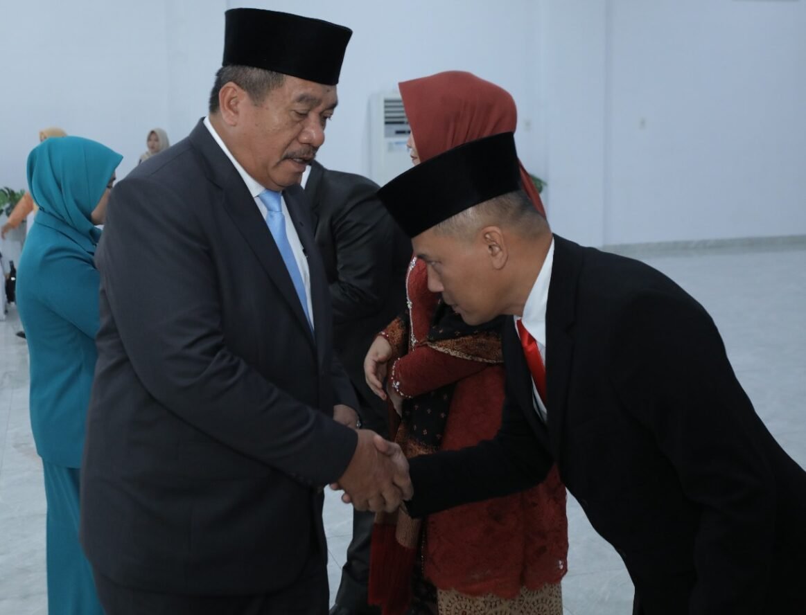 Taufik Zainal Abidin ucapkan selamat kepada pejabat Pimpinan Tinggi Pratama yang baru dilantik.