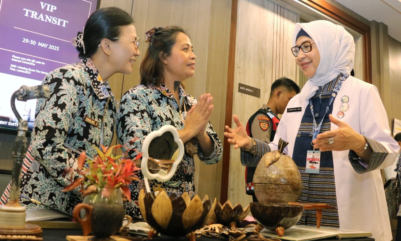 Ketua TP PKK Kabupaten Simalungun saat sambangi para pelaku UMKM. 