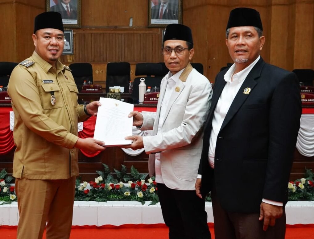 Wabup Batu Bara Syafrizal serahkan nota rancangan peraturan daerah rencana pembangunan jangka menengah daeah ( RPJMD ) pada Ketua DPRD Syafi'i