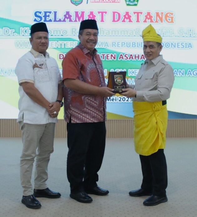 Bupati Asahan Taufik Zainal Abidin menyerahkan cinderamata kepada Wamen Agama RI, Dr KH Romo R Muhammad Syafi'i.