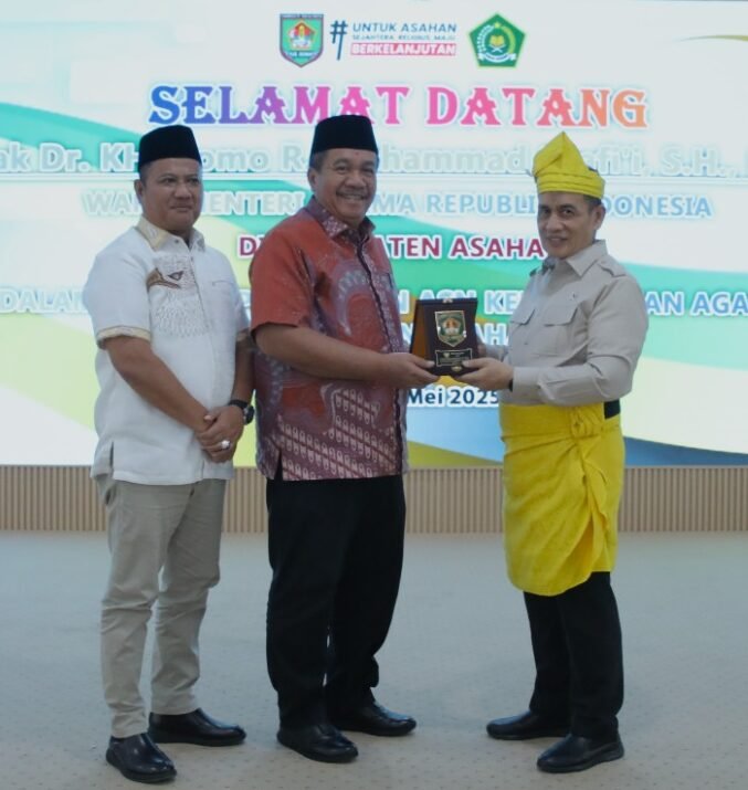 Bupati Asahan di dampingi Wakil Bupati Asahan, Rianto menyerahkan cinderamata kepada Wamen Agama RI