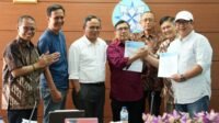 Ketua Umum PWI Kongres Luar Biasa, Zulmansyah Sekedang (paling kanan), berjabat tangan dengan Ketua Umum PWI Kongres Bandung, Hendry Ch Bangun (keempat dari kiri) setelah menandatangani SK Panitia Bersama Kongres Persatuan PWI di Gedung Dewan Pers, Jakarta, Selasa (13/6/2025). 