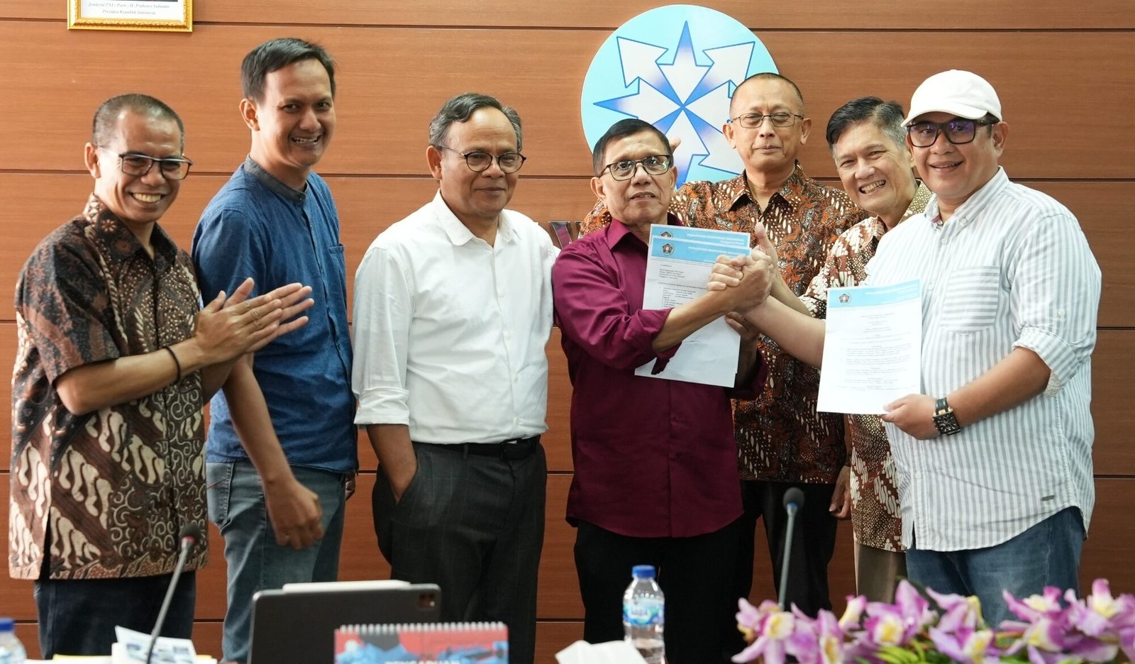 Ketua Umum PWI Kongres Luar Biasa, Zulmansyah Sekedang (paling kanan), berjabat tangan dengan Ketua Umum PWI Kongres Bandung, Hendry Ch Bangun (keempat dari kiri) setelah menandatangani SK Panitia Bersama Kongres Persatuan PWI di Gedung Dewan Pers, Jakarta, Selasa (13/6/2025). 