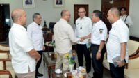 Sekretaris Daerah Provinsi Sumatera Utara (Sumut) Togap Simangunsong menerima audiensi Dirjen Perumahan Pedesaan Kementerian Perumahan dan Pemukiman RI di Ruang Kerja Lantai 9 Kantor Gubernur Sumut Jalan Diponegoro 30, Kota Medan, Rabu (16/7). Pemerintah Provinsi Sumut mendukung program tiga juta rumah untuk masyarakat.