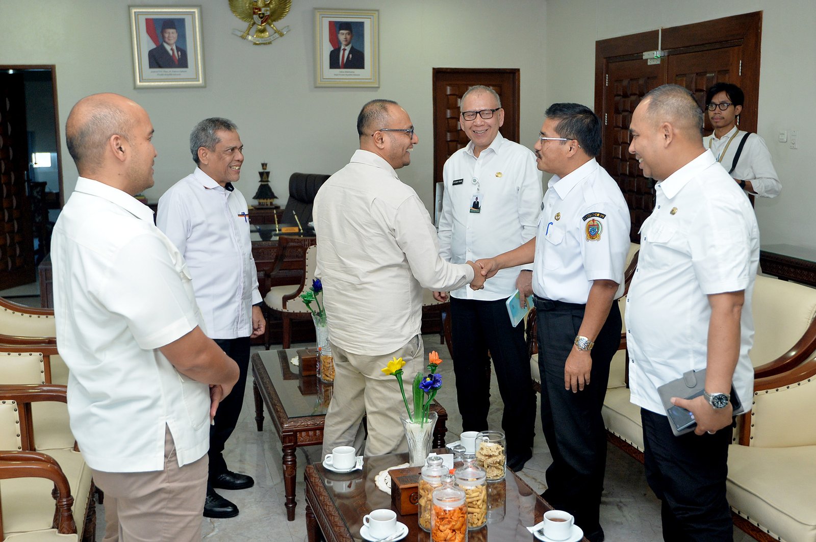 Sekretaris Daerah Provinsi Sumatera Utara (Sumut) Togap Simangunsong menerima audiensi Dirjen Perumahan Pedesaan Kementerian Perumahan dan Pemukiman RI di Ruang Kerja Lantai 9 Kantor Gubernur Sumut Jalan Diponegoro 30, Kota Medan, Rabu (16/7). Pemerintah Provinsi Sumut mendukung program tiga juta rumah untuk masyarakat.