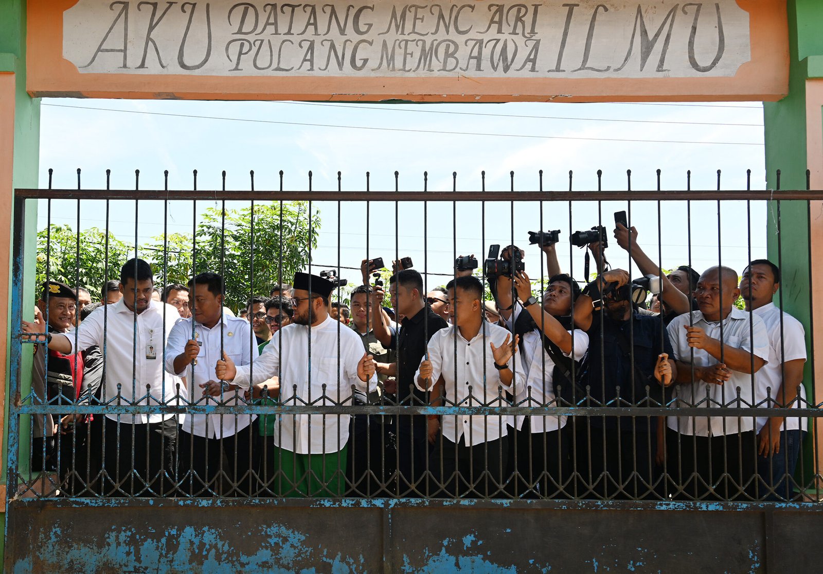 Gubernur Sumatera Utara (Sumut) Muhammad Bobby Afif Nasution bersama Wakil Bupati Deliserdang Lomlom Suwondo, Ketua PW Al-Washliyah Sumut Dedi Iskandar Batubara, unsur Forkopimda Deliserdang, serta para OPD Pemprov Sumut dan Deliserdang, sat melakukan mediasi antara Pemerintah Kabupaten (Pemkab) Deliserdang dengan Al-Washliyah