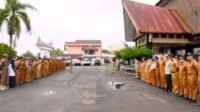 Plt. Asisten Perekonomian dan Pembangunan Setdakab Tapteng Drs. Hikmal Batubara bertindak sebagi Pembina Apel Pagi Gabungan ASN dilapangan Gedung Serbaguna GOR Pandan, Senin (21/7/2025).