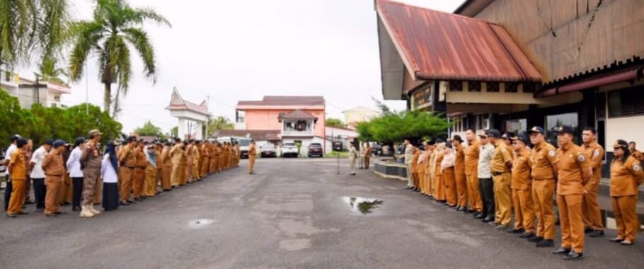 Plt. Asisten Perekonomian dan Pembangunan Setdakab Tapteng Drs. Hikmal Batubara bertindak sebagi Pembina Apel Pagi Gabungan ASN dilapangan Gedung Serbaguna GOR Pandan, Senin (21/7/2025).