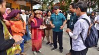 Asesor United Nations Educational, Scientific and Cultural Organization (UNESCO) Soo Jae Lee meninjau sejumlah Geosite di Kawasan Danau Toba. Hal tersebut dilaksanakan dalam rangka pra revalidasi UNESCO guna kesiapan menghadapi revalidasi yang akan dilaksanakan pada 21-25 Juli 2025. Soo Jae Lee bersama rombongan meninjau sejumlah geosite. Kunjungan hari ketiga dimulai dari SMK N 1 Simanindo, Kampung Ulos Huta Raja, Pusat Informasi geopark di Sigulatti Kabupaten Samosir, hingga air terjun Sipiso-Piso Kabupaten Karo, Minggu (13/7/2025).  