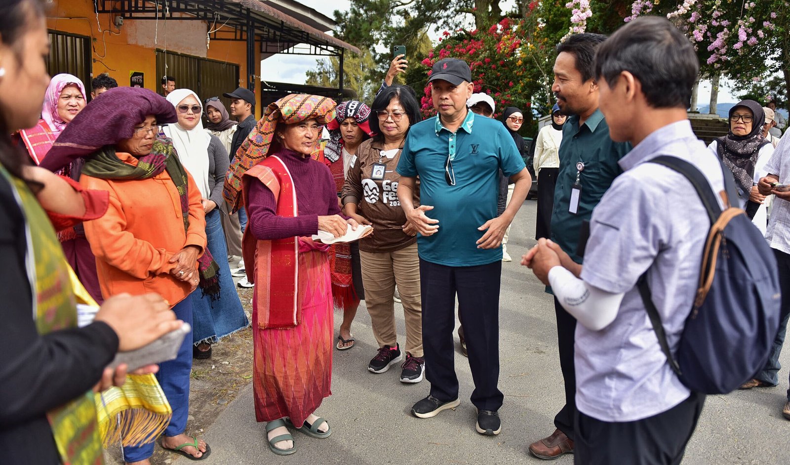 Asesor United Nations Educational, Scientific and Cultural Organization (UNESCO) Soo Jae Lee meninjau sejumlah Geosite di Kawasan Danau Toba. Hal tersebut dilaksanakan dalam rangka pra revalidasi UNESCO guna kesiapan menghadapi revalidasi yang akan dilaksanakan pada 21-25 Juli 2025. Soo Jae Lee bersama rombongan meninjau sejumlah geosite. Kunjungan hari ketiga dimulai dari SMK N 1 Simanindo, Kampung Ulos Huta Raja, Pusat Informasi geopark di Sigulatti Kabupaten Samosir, hingga air terjun Sipiso-Piso Kabupaten Karo, Minggu (13/7/2025).  