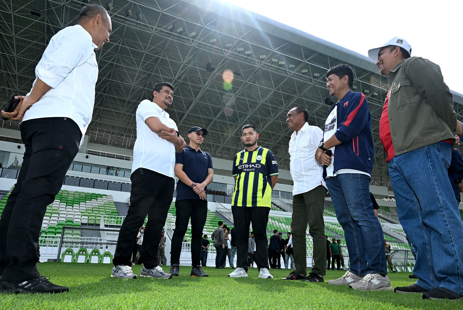 Gubernur Sumatera Utara (Sumut) Bobby Nasution didampingi Kadispora Sumut Mahfullah Daulay, serta Direktur Utama PSMS Medan Ariffuddin Maulana Basri meninjau fasilitas Stadion Utama Sumut di Sport Centre Sumut, Batangkuis, Deliserdang, Minggu (27/7)/2025).