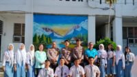 Bhabinkamtibmas Kelurahan Pancuran Gerobak AIPTU Maman S Lubis beserta dua personil Polres Sibolga foto bersama dengan para Siwa/i dan guru-guru dihalaman Gedung SMA Negeri 3 Sibolga.